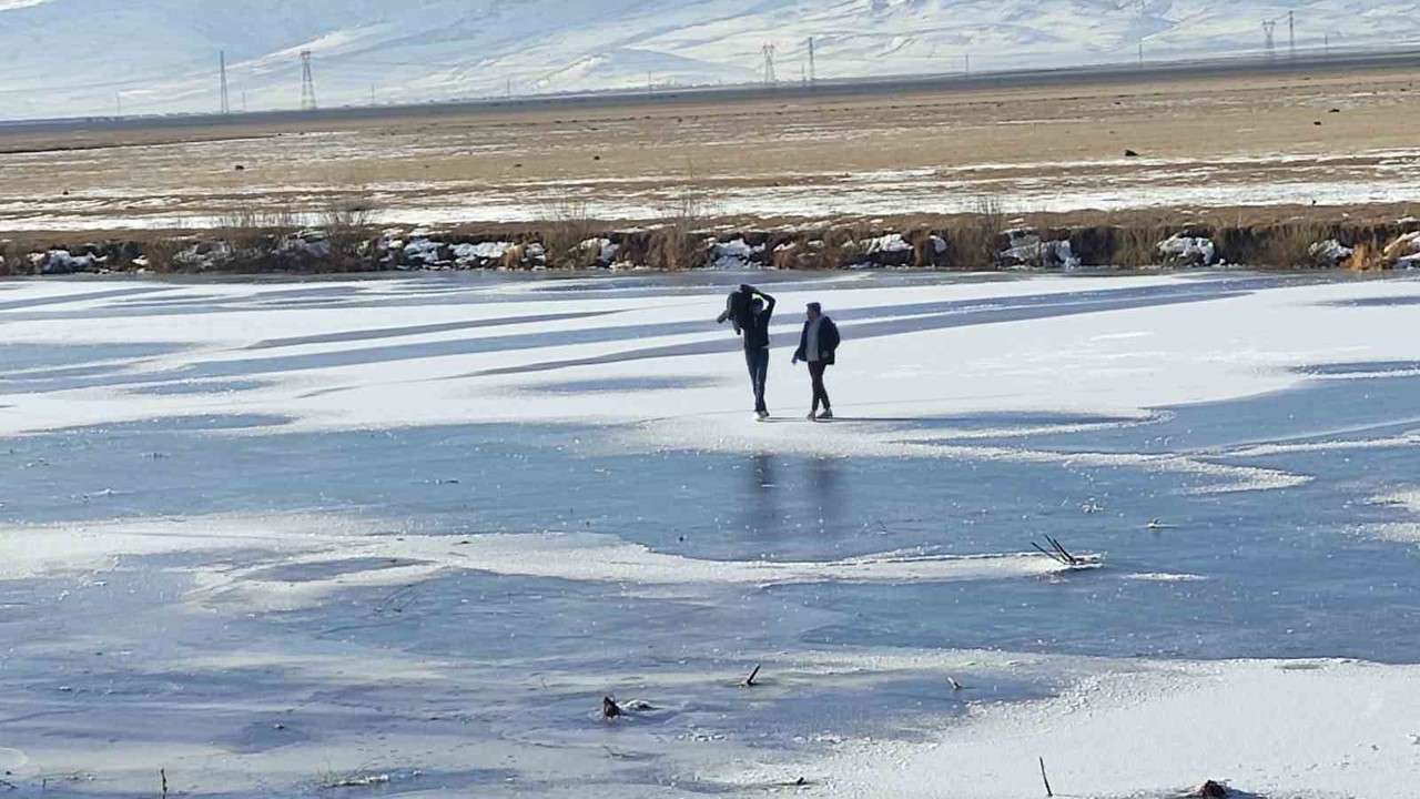 Yüzeyi tamamen donan nehir üzerinde yürüyüş heyecanı
