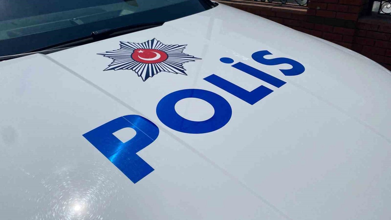 Kuşadası’nda 9 suçtan aranan firari yurt dışına kaçamadan yakalandı
