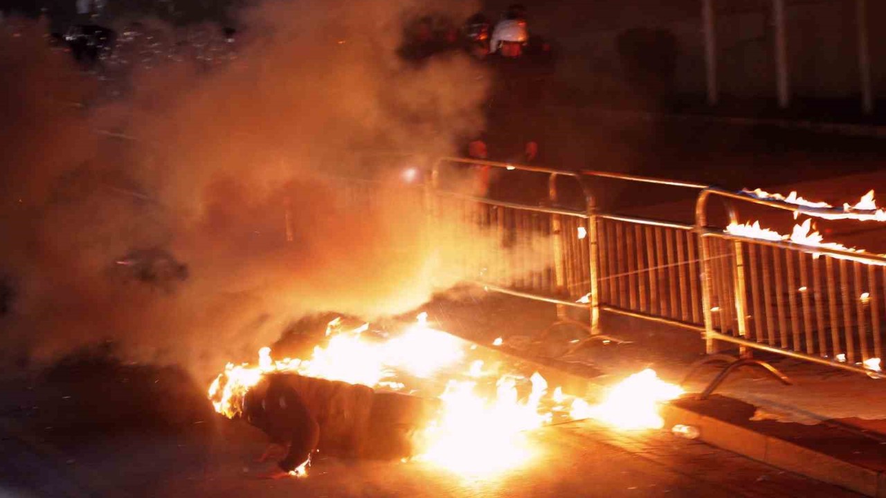 Arnavutluk’ta hükümet karşıtı protestocular Başbakanlık binasına molotof kokteyli attı
