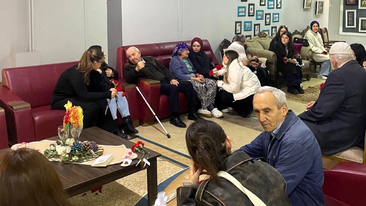 Üniversiteli gençlerden huzurevi ziyareti
