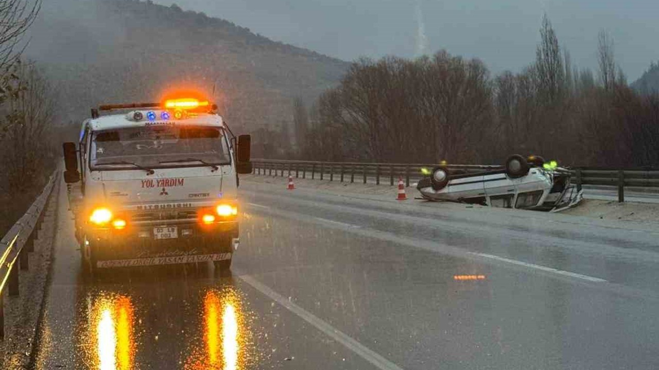 Refüje devrilen otomobil sürücüsü yaralandı
