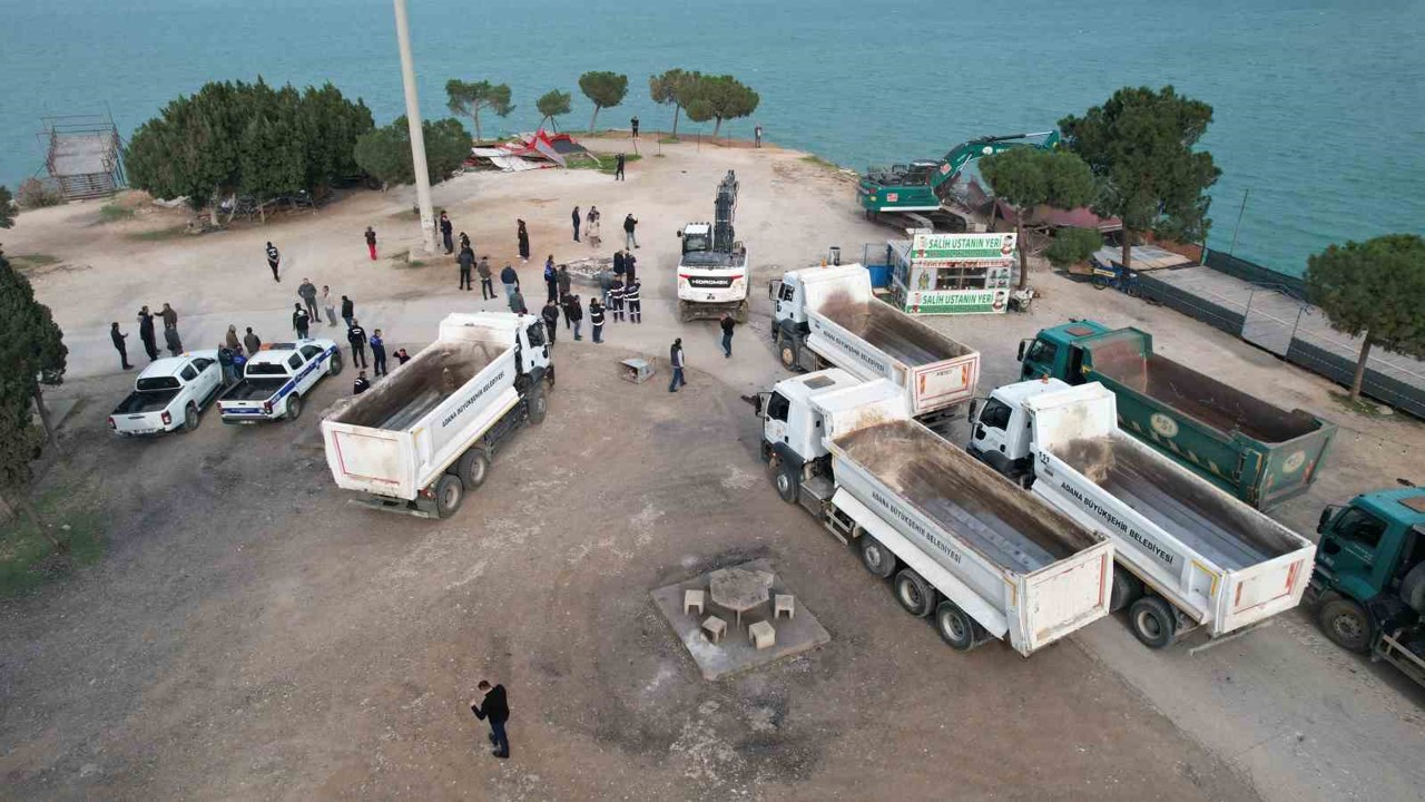 Adana’da yıkım gerginliği bitti: Kepçeler yıkıma başladı
