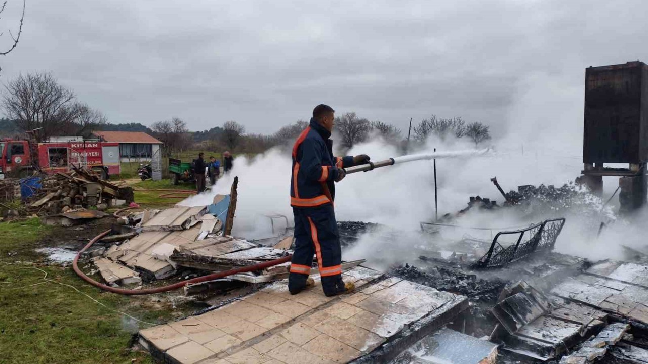 Keşan’da çıkan yangınlarda 2 ev kullanılamaz hale geldi
