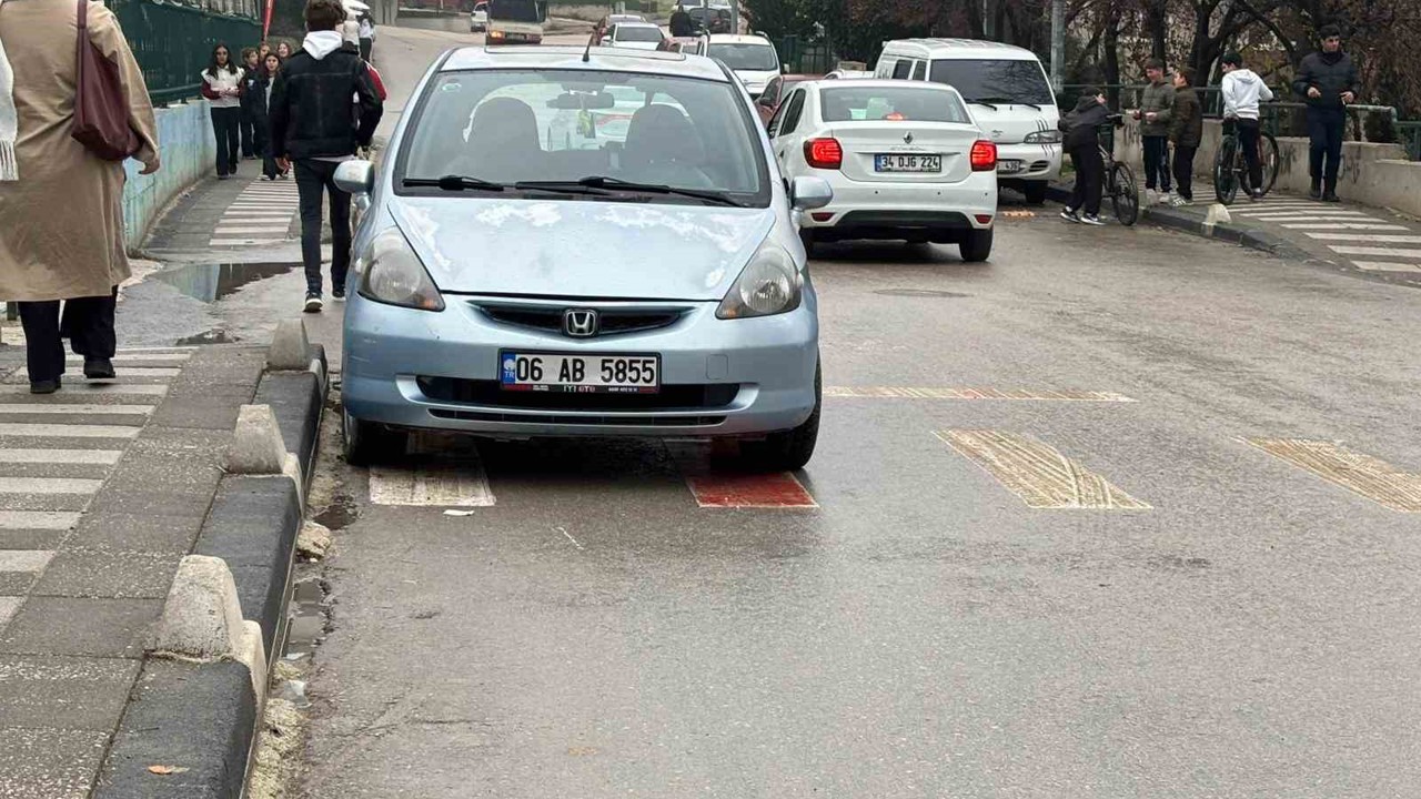 Okul önündeki yaya geçidine park araç tepki topladı
