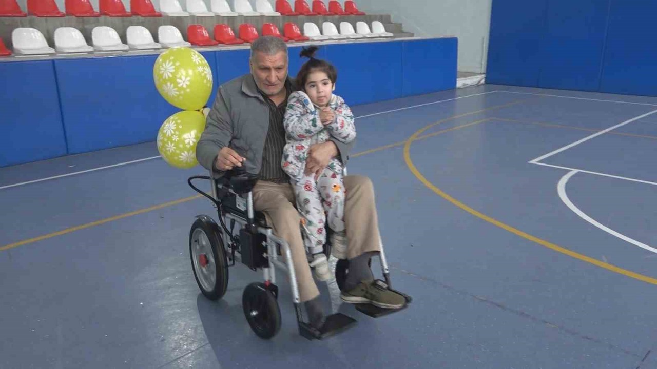 Hayırseverlerden, engelli bireylere 20 akülü sandalye hediye edildi
