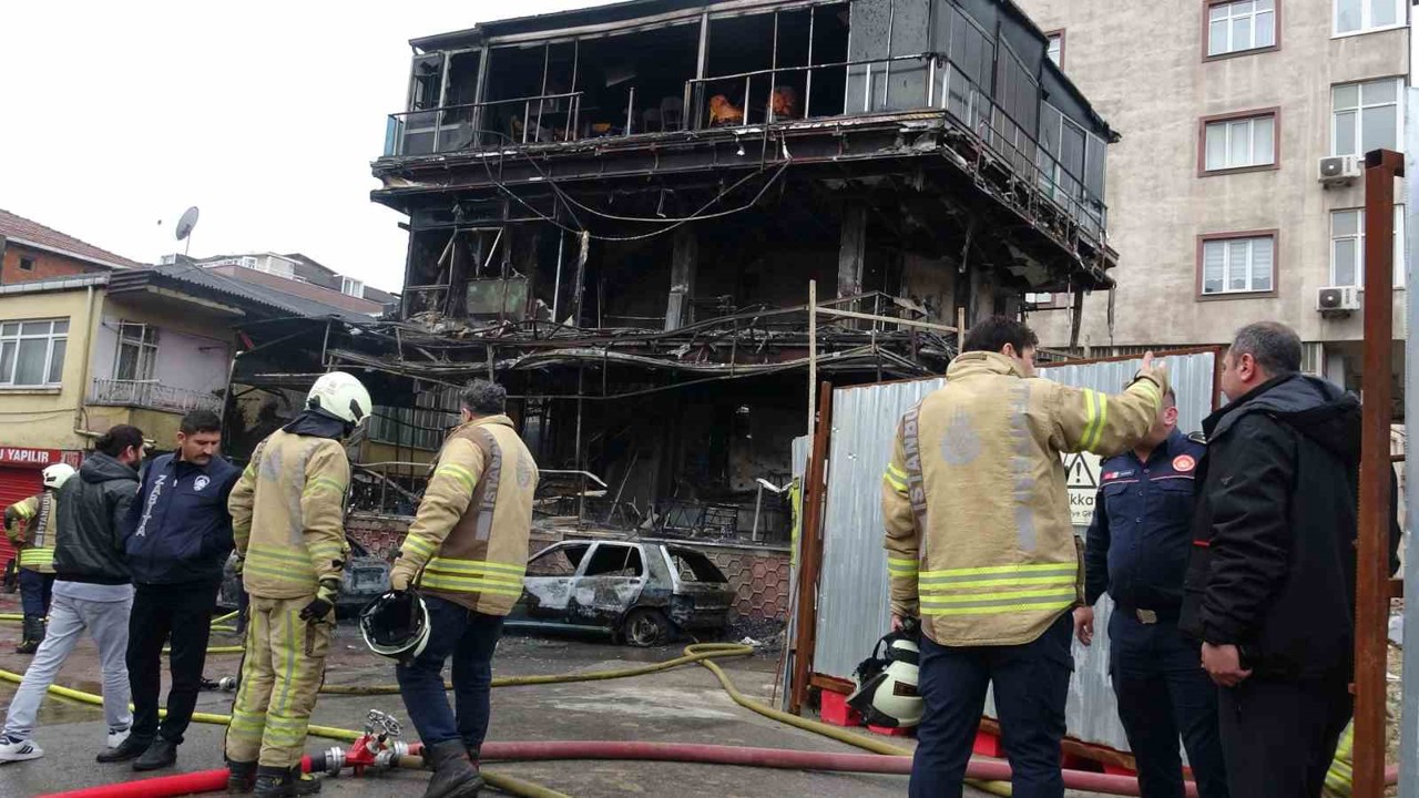 Pendik’te araçtaki yangın çevre binalara sıçradı: 2 araç ve kafe küle döndü
