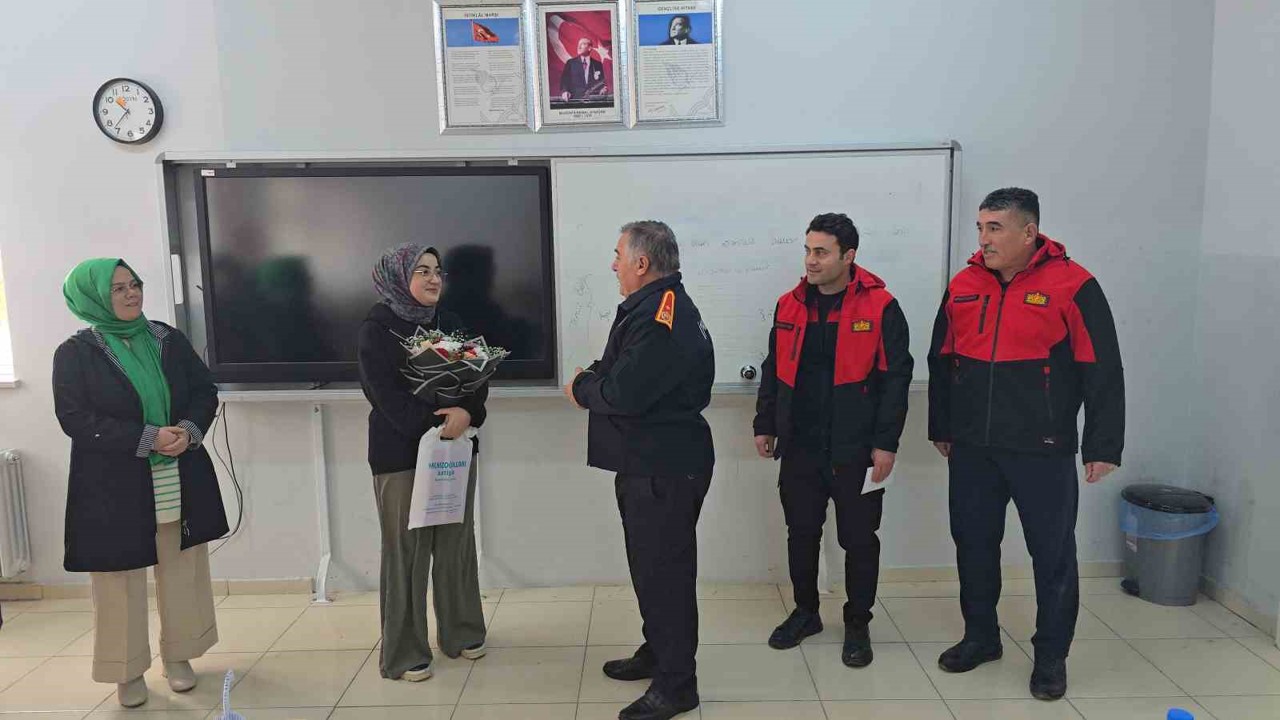Sorgun Belediyesi İtfaiyesi, kendilerine mektup yazan Belinay’a okulunda sürpriz yaptı
