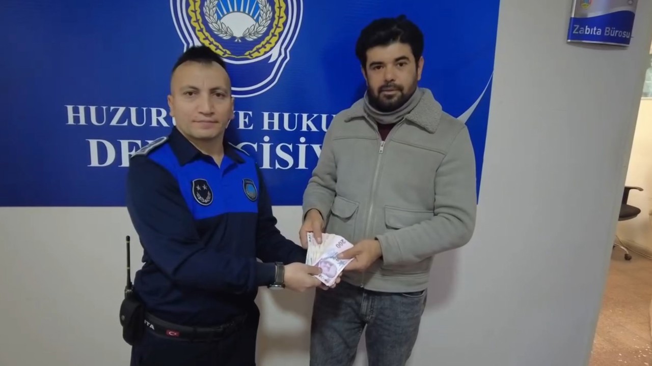 ATM’de unutulan 5 bin TL sahibine teslim edildi
