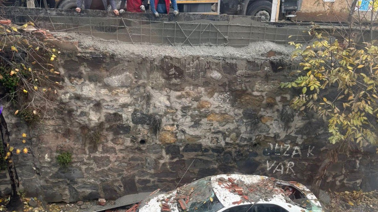 Eyüpsultan’da inşaattaki çalışma park halindeki araca zarar verdi
