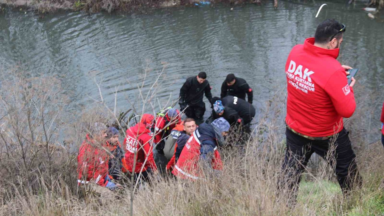 Arandığı yerden 2 kilometre ötede bulunan öğretmenin cenazesi otopsi için morga kaldırıldı
