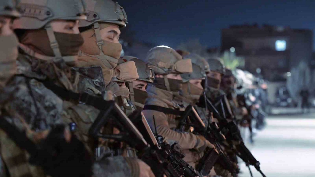 Şırnak’ta 2 milyon 630 bin liralık kaçak ürün ele geçirildi: 11 gözaltı
