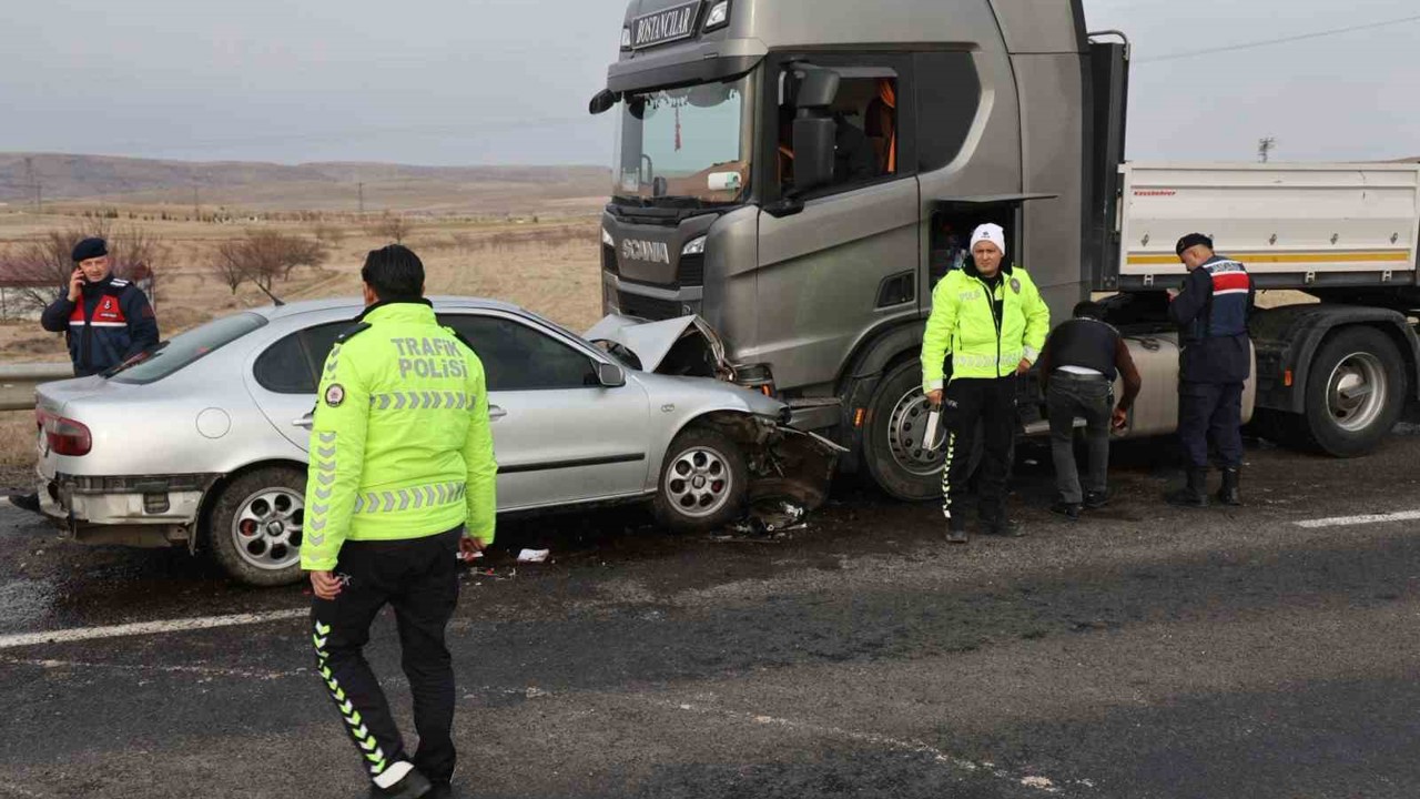 Otomobille tır kafa kafaya çarpıştı: 1 ölü 1’i ağır 3 yaralı
