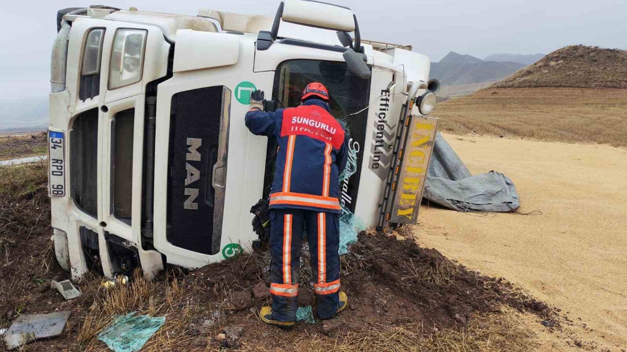 Çorum’da devrilen tırın sürücüsü yaralandı
