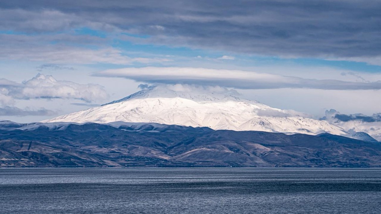 Süphan Dağı’nın zirvesinde mercek bulutu oluştu
