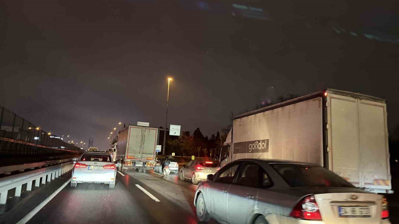 İstanbul’da trafik yüzde 90’a ulaştı, ağır vasıtalar dikkat çekti
