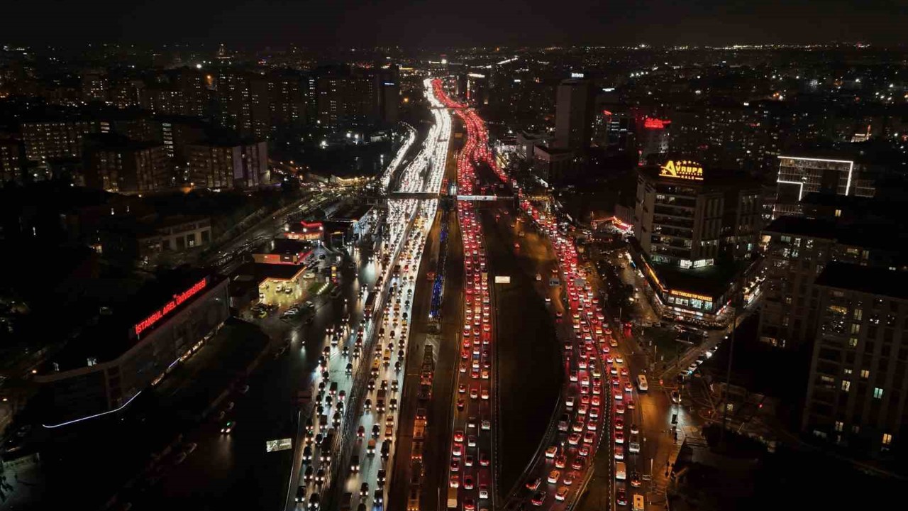 İstanbul’da yüzde 90’a ulaşan trafik havadan görüntülendi
