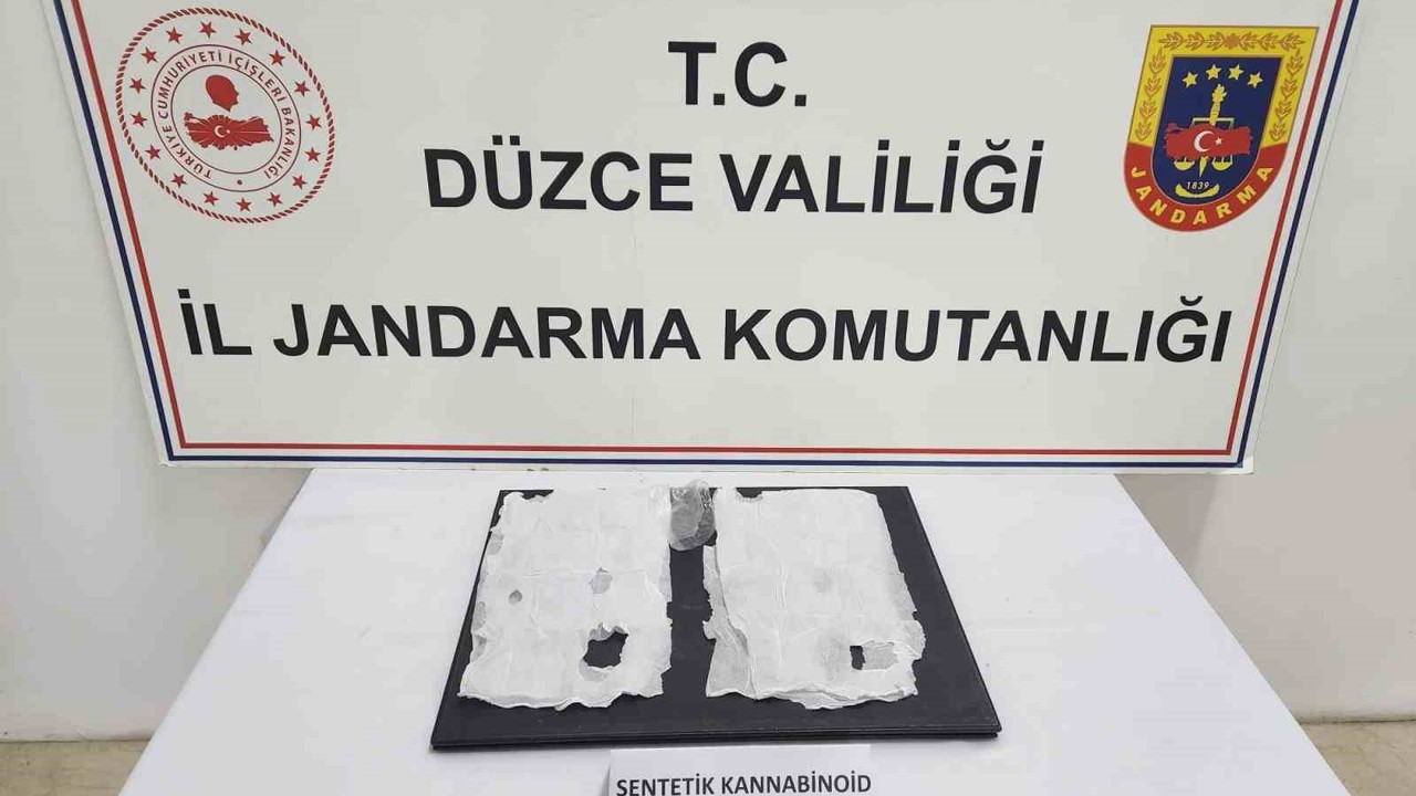Uyuşturucu maddeyi peçeteye emdirip ayakkabısına saklamış
