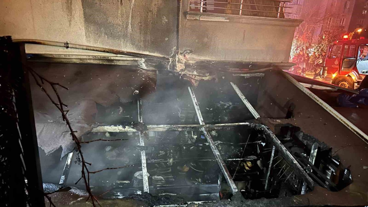 Ümraniye’de dükkan alevlere teslim oldu
