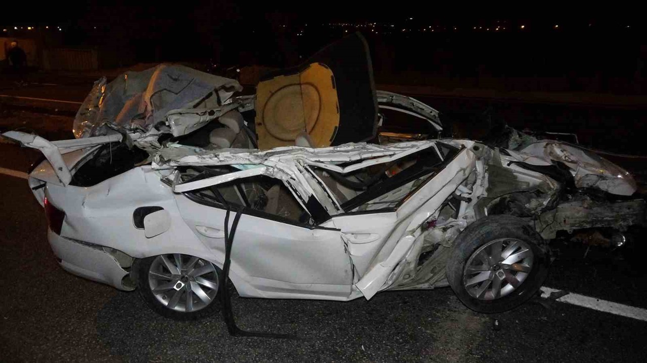 Park halindeki tıra çarpan otomobil hurdaya döndü: 2 yaralı
