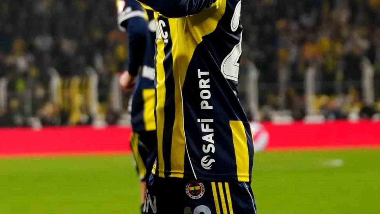 Bartuğ Elmaz, derbiye devam edemedi
