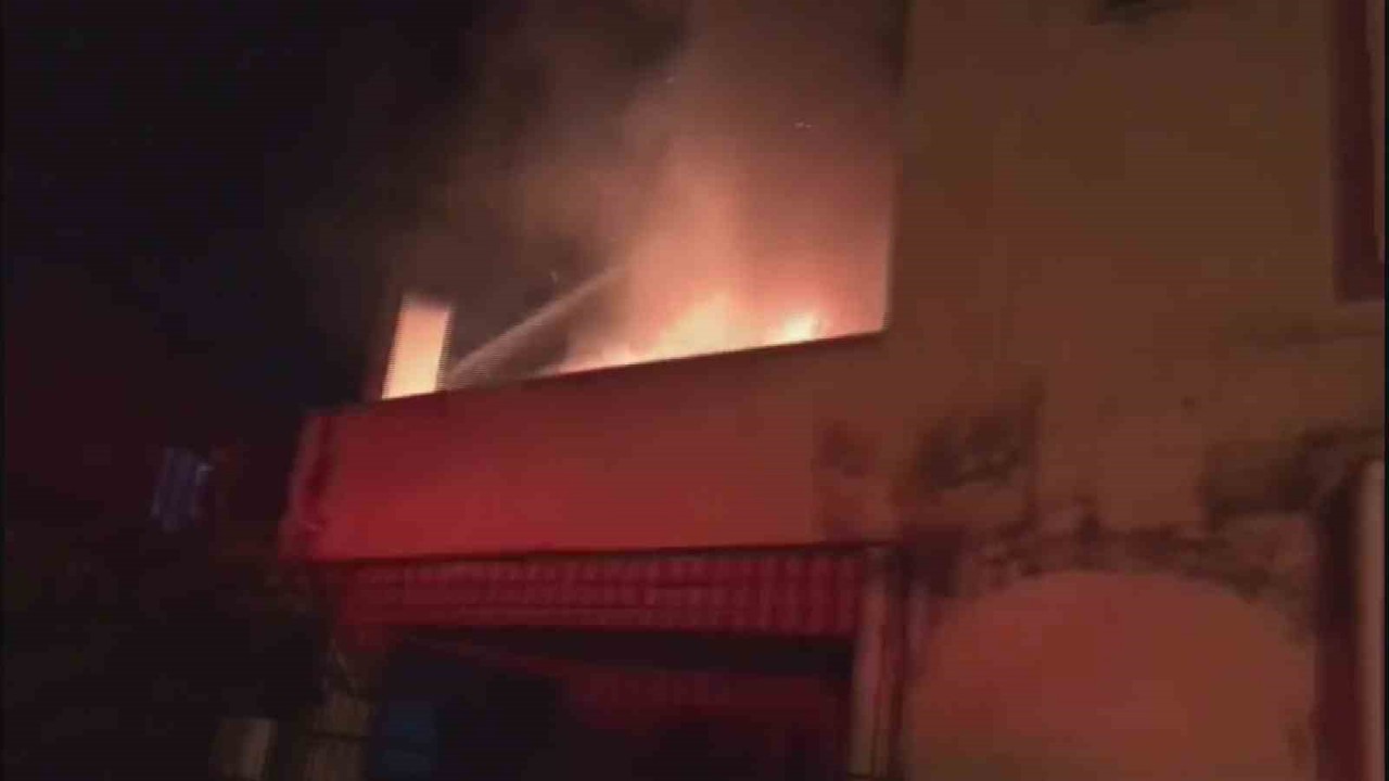 Hatay’da müstakil ev alevlere teslim oldu
