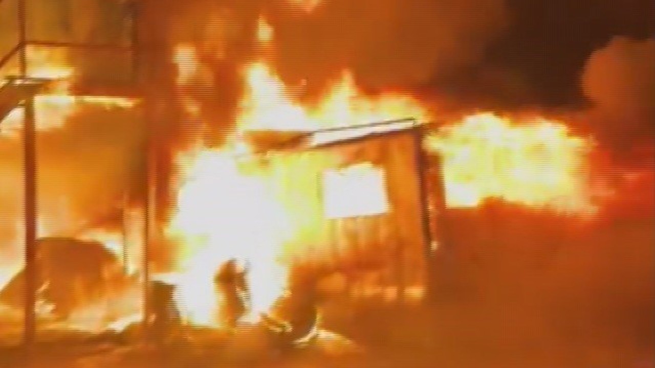 İşçilerin kaldığı konteyner yatakhane alevlere teslim oldu
