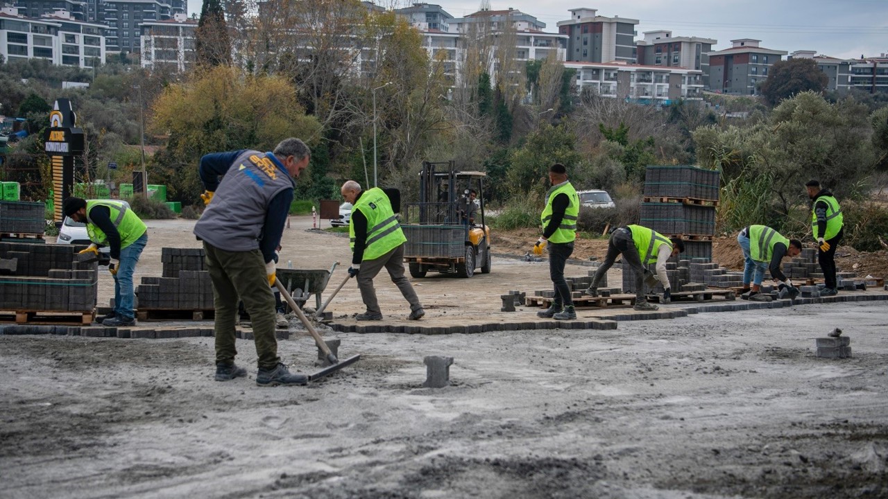 Kuşadası Belediyesi kente modern ve konforlu yollar kazandırıyor
