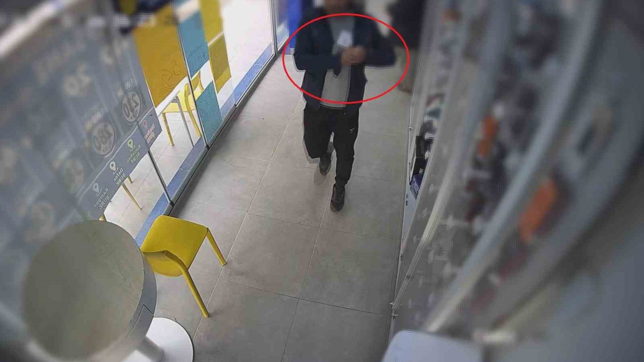 Camekandaki cep telefonunu kaşla göz arasında çalan hırsızın o anları kamerada
