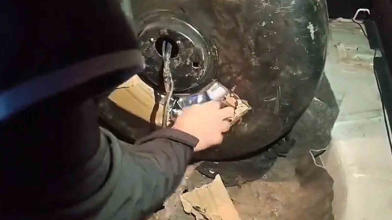 Hatay’da kaçakçılık operasyonu: Otomobilin her yerinden telefon ve elektronik sigara fışkırdı
