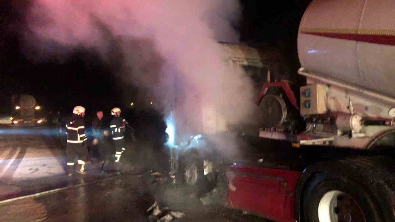 Burdur’da tır yanarak kullanılmaz hale geldi
