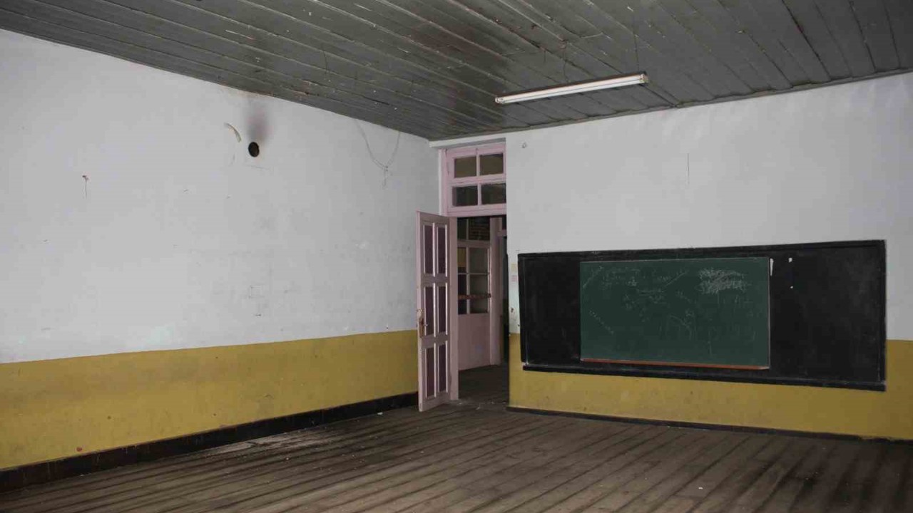 Demirci’nin köklü halıcılığı tarihi okulda yaşatılacak
