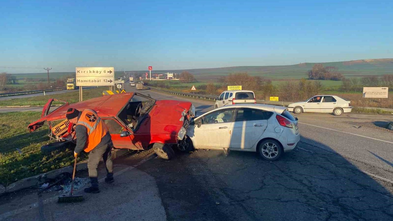 Lüleburgaz’da kavşakta çarpışan otomobillerin sürücüleri yaralandı
