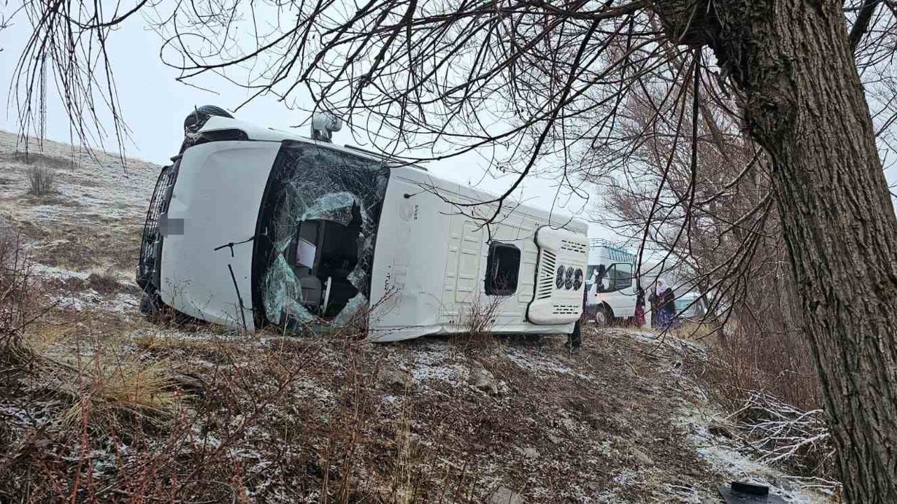 Okul servisi yan yattı, 14’ü öğrenci 15 kişi yaralandı
