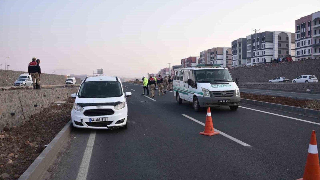 Yolun karşı tarafına geçmek isterken 2 aracın çarptığı adam hayatını kaybetti
