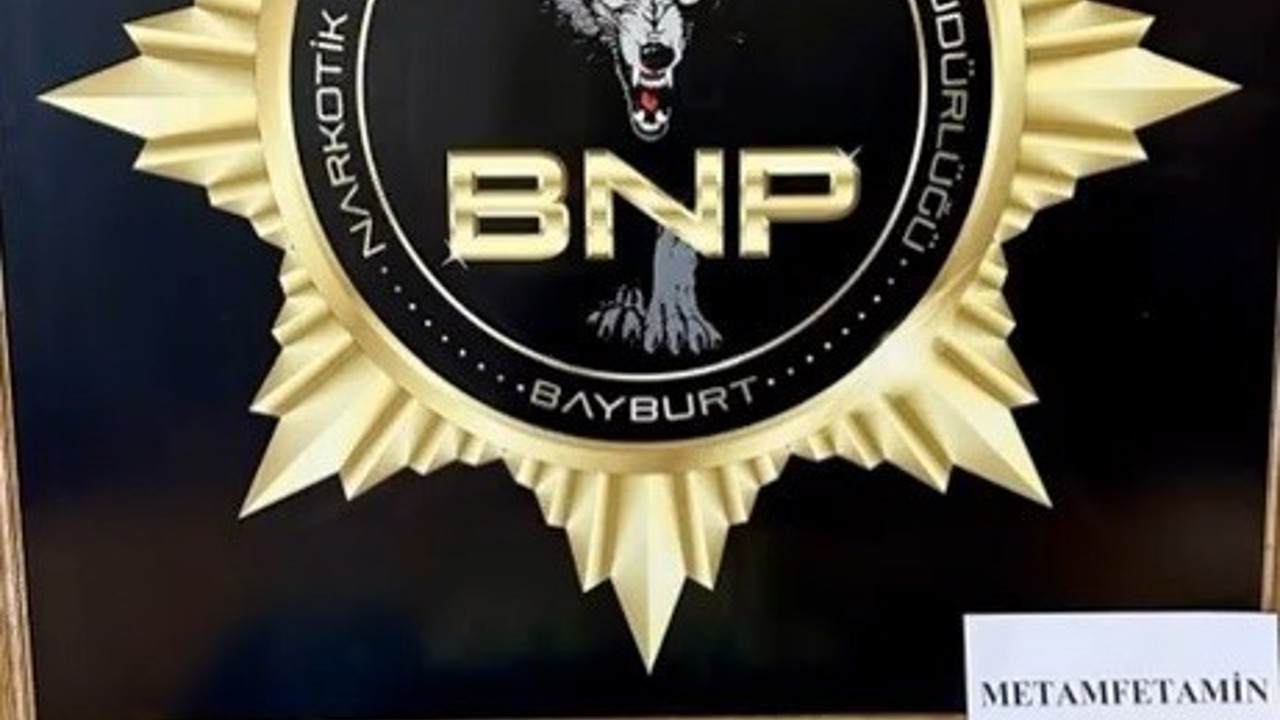 Bayburt’ta uyuşturucu operasyonu: İranlı şahsın mide ve bağırsağında 571 gram metamfetamin çıktı
