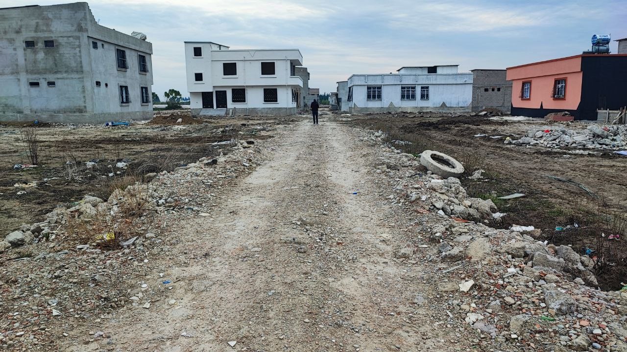 Seyhan’da yeni yapılan evler yolsuz kaldı: Vatandaşlar mağdur
