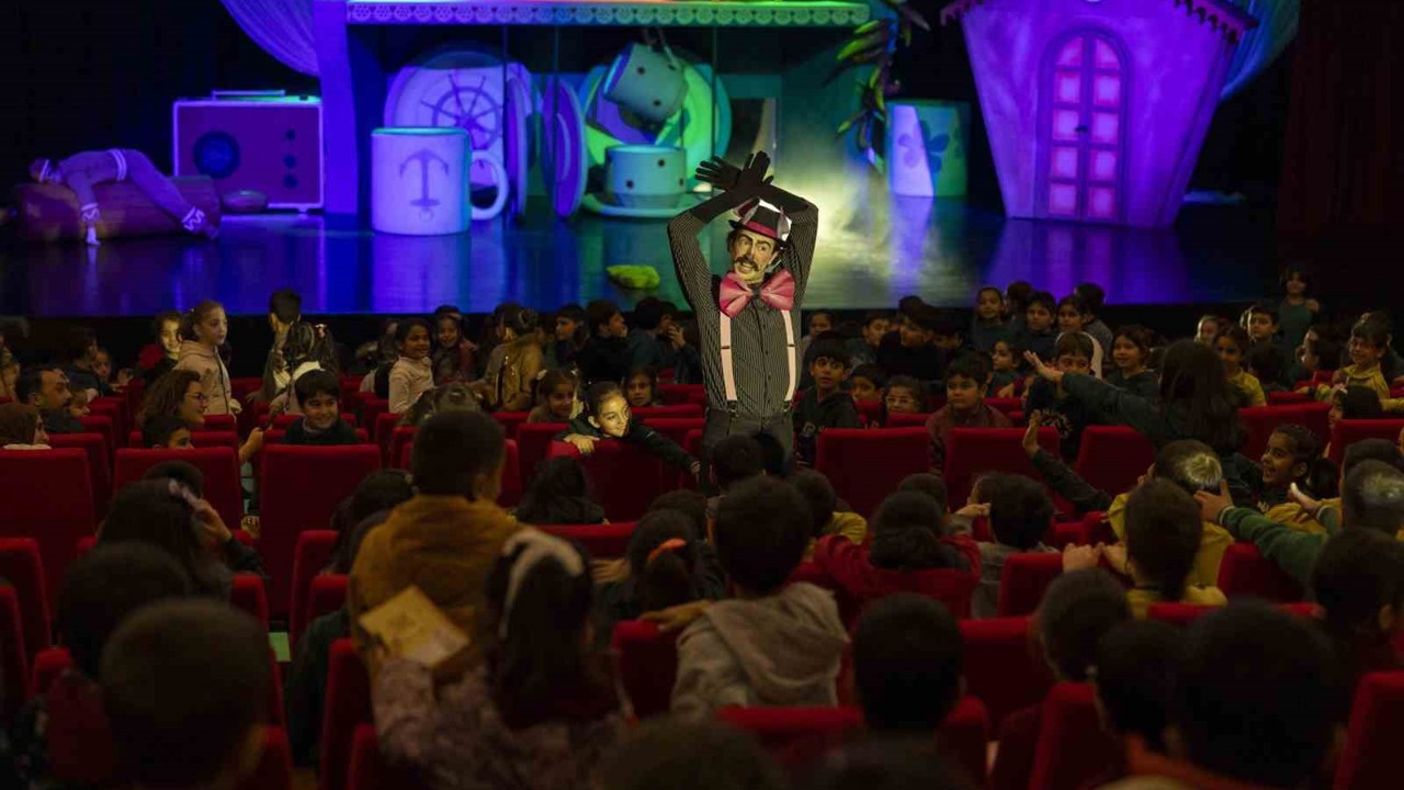 ‘Bisküvi Adam’ sahneye çıktı, minik seyirciler kahkahaya boğuldu
