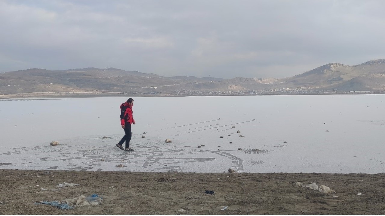 Van’da Sibirya soğukları: Sıhke Göleti’nin yüzeyi buz tuttu
