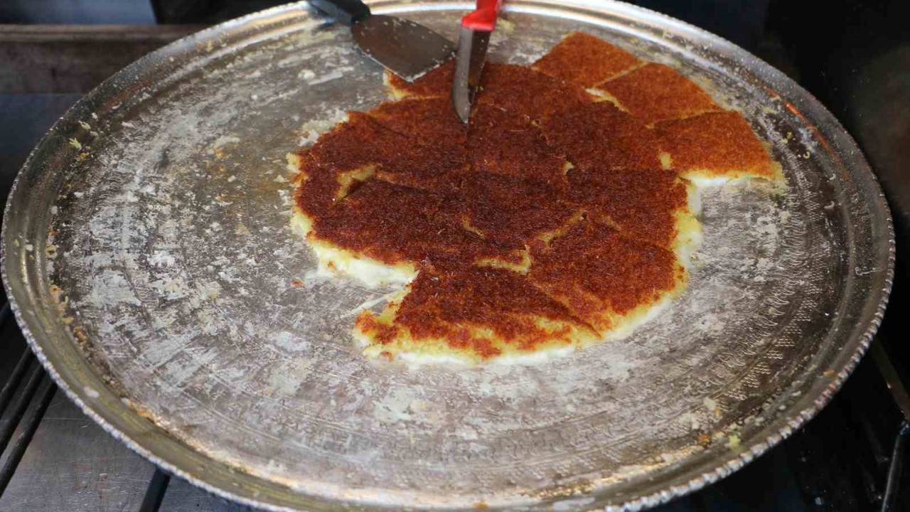 Turistlerden Lübnan künefesine yoğun ilgi
