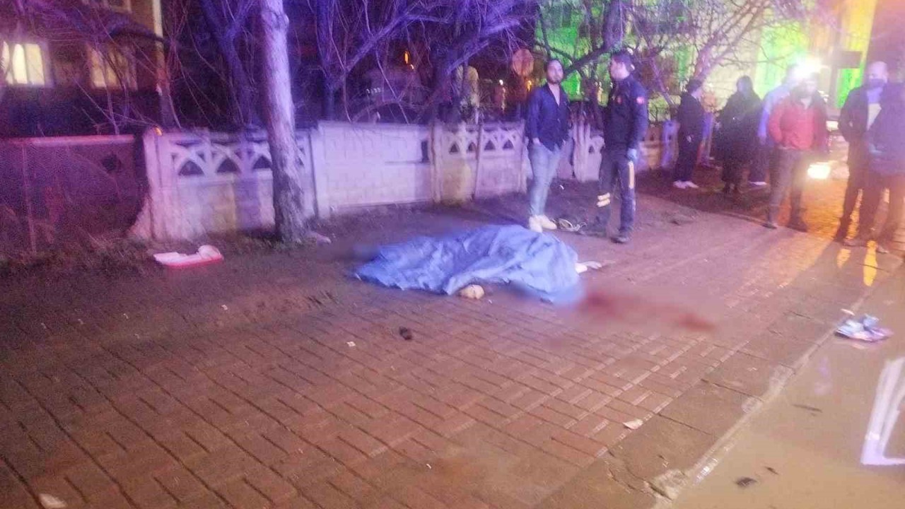 Süratli otomobilin çarptığı elektrikli bisiklet sürücüsü kadın hayatını kaybetti
