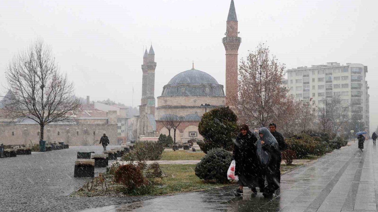Sivas’ta kar yağışı etkili oldu, kartpostallık görüntüler oluştu
