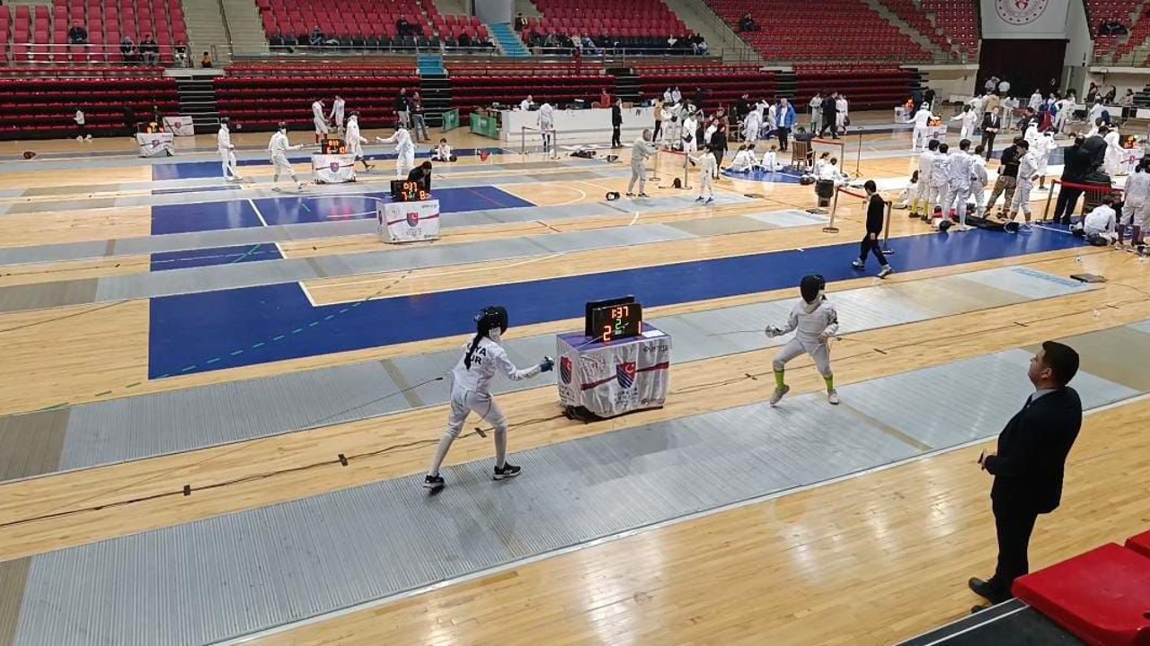 Elazığlı Elif Reyyan eskrimde Türkiye şampiyonu
