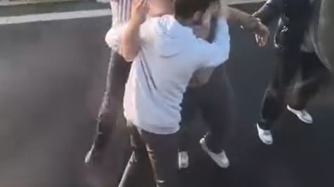 Emniyet şeridini ihlal etmek isteyen sürücü ortalığı bir birine kattı
