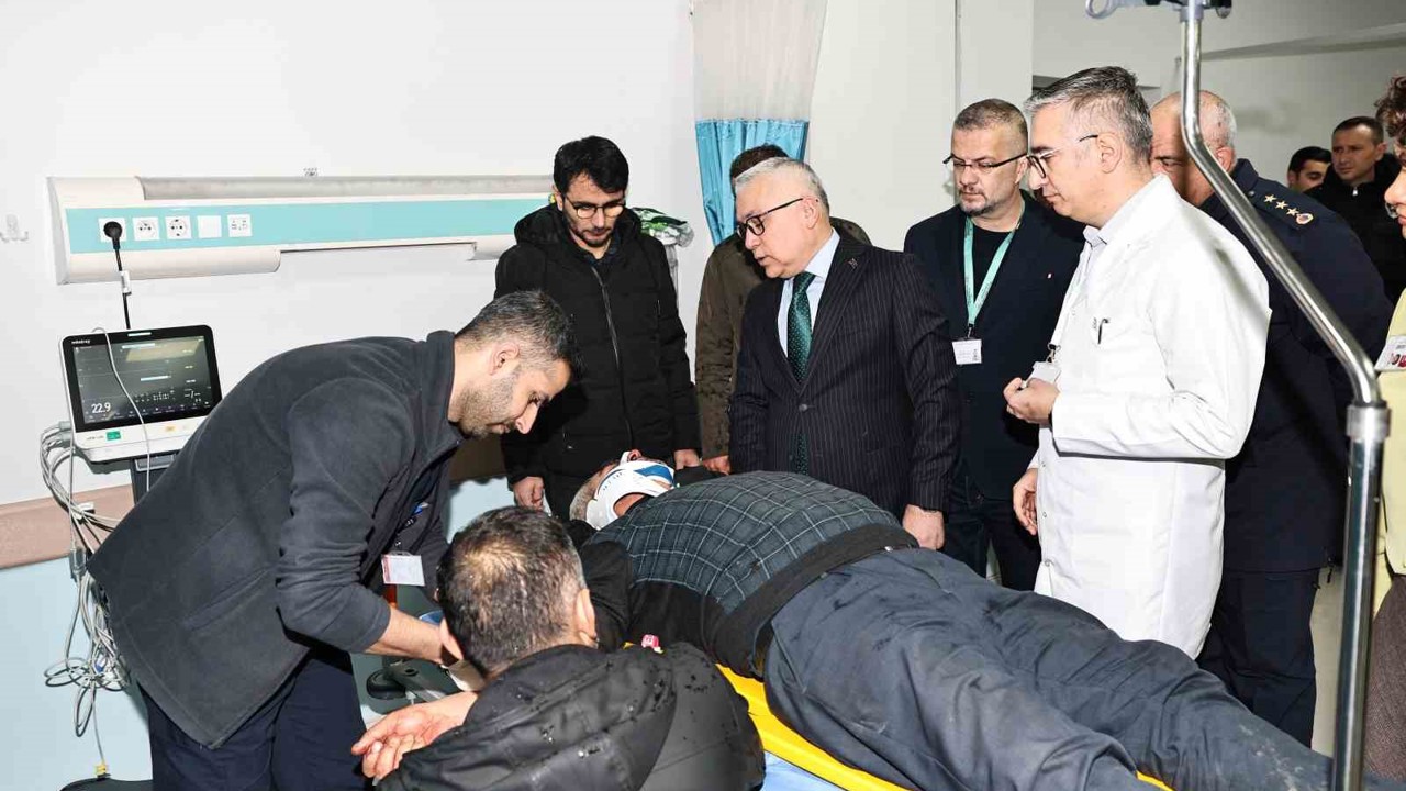 Sivas Valisi, servis kazasında yaralanan öğrencileri ziyaret etti
