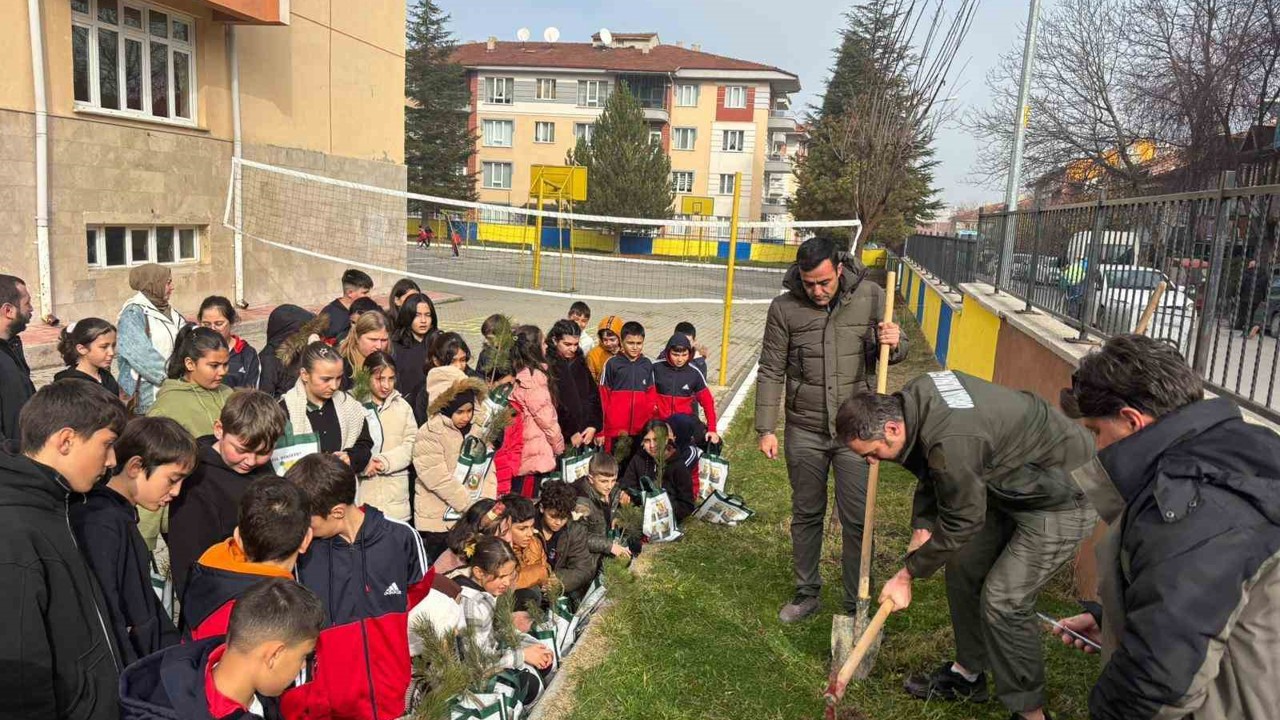 Kütahya’da öğrenciler fidanları toprakla buluşturdu
