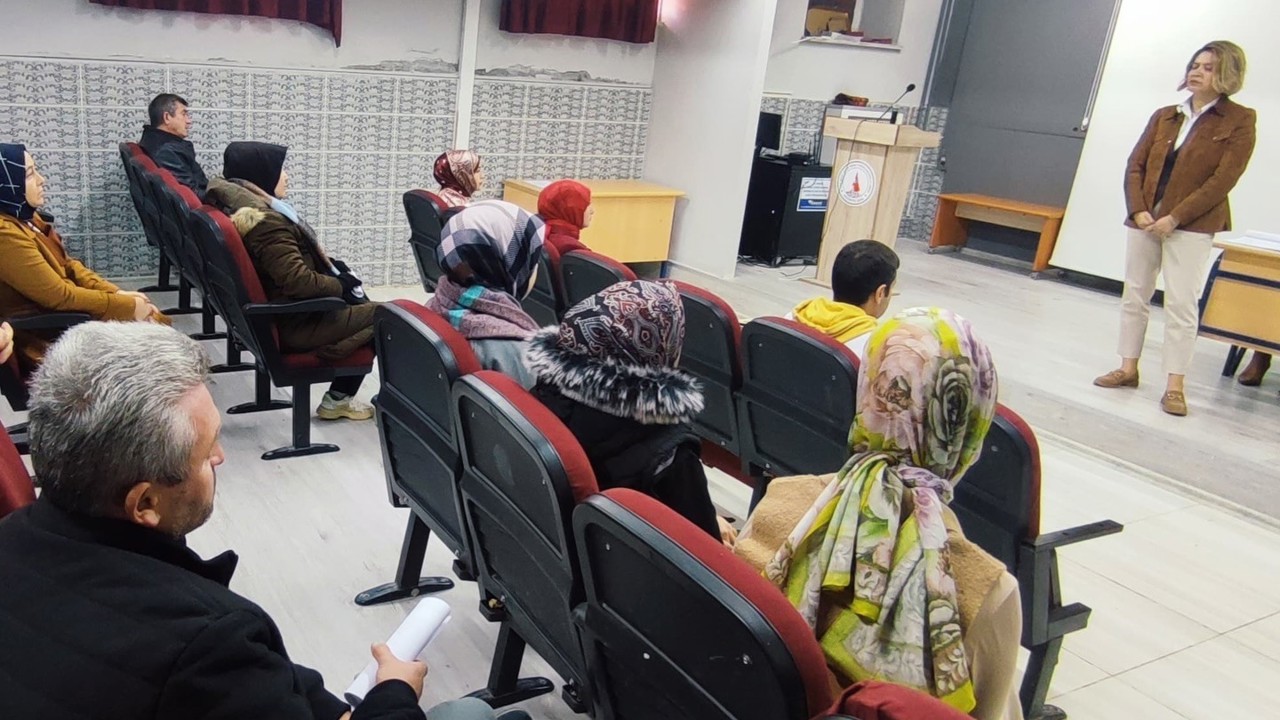 Altıntaş’ta YKS başarısını artırmaya yönelik veli toplantısı
