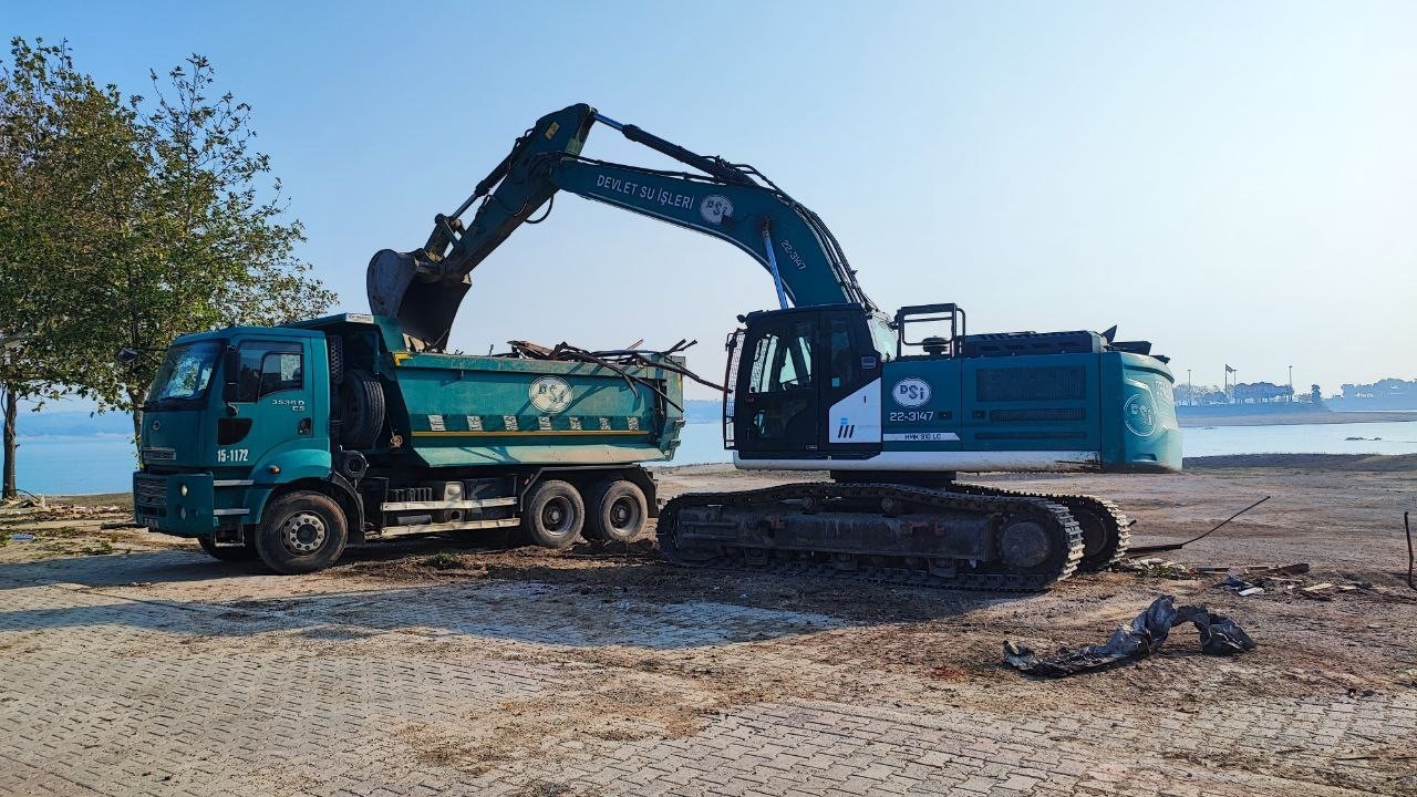 Kaçak yapıların yıkım işlemleri devam ediyor
