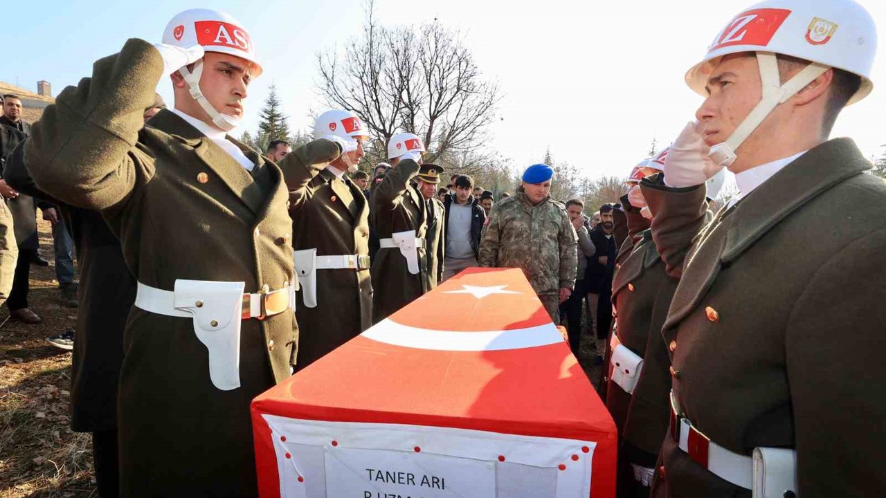 Hayatını kaybeden uzman çavuş Arı, son yolculuğuna uğurlandı
