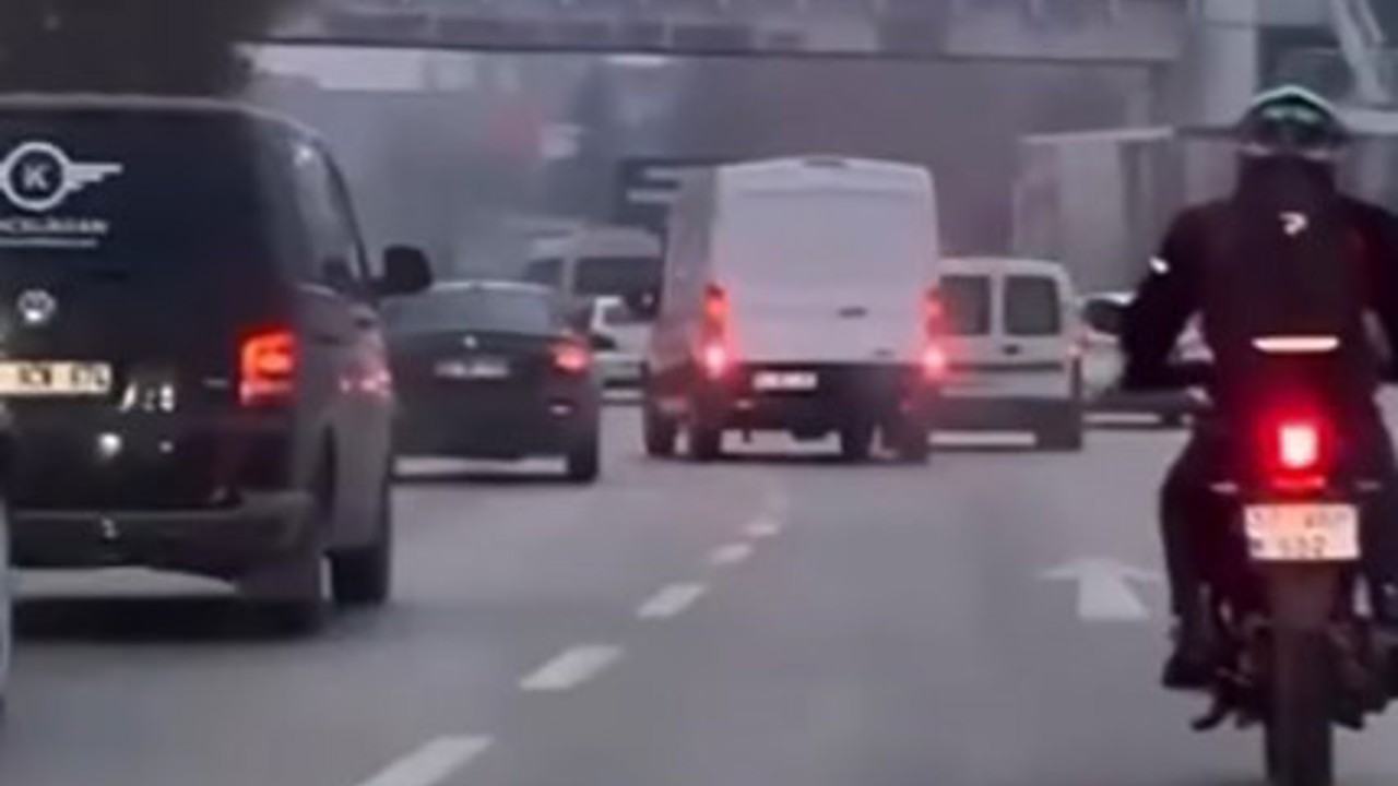 Minibüs sürücüsü makas atarak trafiği tehlikeye düşürdü
