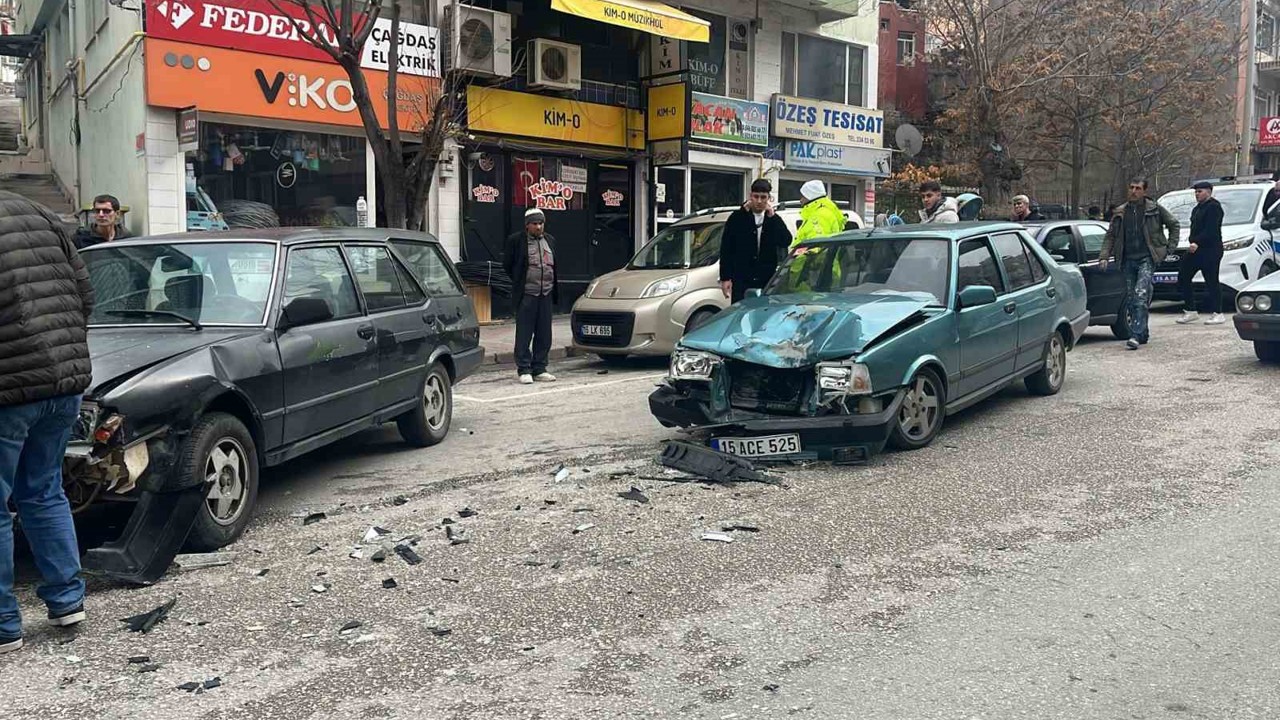 Burdur’da 2 Tofaş çarpıştı: 1 yaralı
